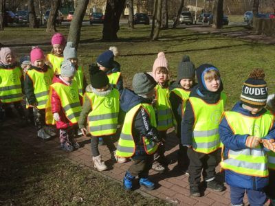 Grupa Biedronek poznaje okolice przedszkola