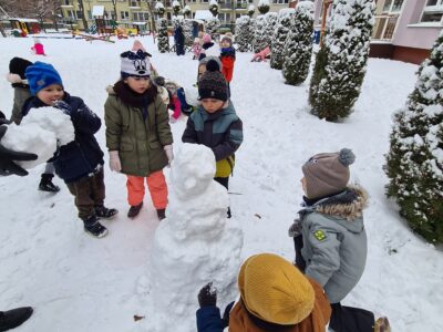 „Zimowa zabawa”- grupa Żabki lepi bałwana dn.12.12.2022r.